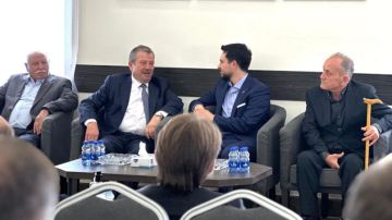 ولي العهد يعزي بوفاة شقيقة مدير دائرة المخابرات العامة ولي العهد يعزي بوفاة شقيقة مدير دائرة المخابرات العامة