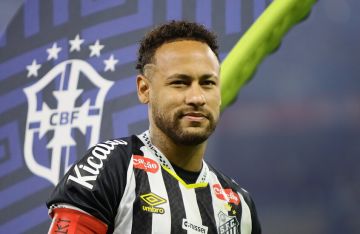 سروال داخلي وظهور لميسي.. مشجع يفاجئ نيمار بهدية غريبة (فيديو)