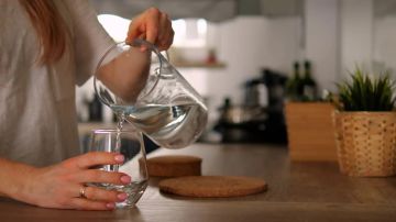 شرب الماء مع الوجبات .. متى يصبح ضاراً؟ شرب الماء مع الوجبات .. متى يصبح ضاراً؟