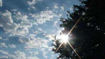 طقس صيفي اعتيادي مع انخفاض طفيف في درجات الحرارة منتصف الأسبوع