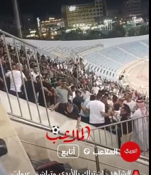 اشتباك بالأيدي وهتافات ضد الإدارة من بعض جماهير الوحدات - فيديو اشتباك بالأيدي وهتافات ضد الإدارة من بعض جماهير الوحدات - فيديو