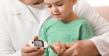 أمام وزير الصحة .. أهالي أطفال السكري يناشدون بتخفيف معاناة أبنائهم من وخز الإبر - تفاصيل