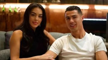 إعلامي سعودي يهدي رونالدو ناقة بمناسبة زواجه - فيديو