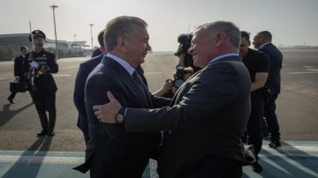 الملك يصل إلى أوزبكستان والرئيس الأوزبكي في مقدمة مستقبليه