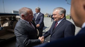 الملك يصل إلى مركز المؤتمرات في مدينة سمرقند والرئيس الأوزبكي في مقدمة مستقبليه