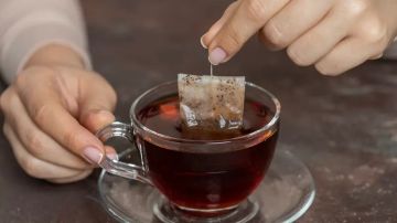 الشاي قد يتحول إلى خطر صحي بسبب 5 أخطاء شائعة الشاي قد يتحول إلى خطر صحي بسبب 5 أخطاء شائعة