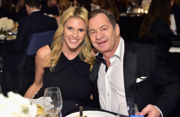 نجم عالمي يواعد الزوجة السابقة للملياردير الأمريكي أليك غورز