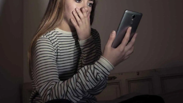 اليمن .. القبض على شاب بتهمة ابتزاز فتاة ودفعها للانتحار اليمن .. القبض على شاب بتهمة ابتزاز فتاة ودفعها للانتحار