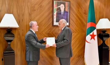 السفير عاهد سويدات يقدم نسخه من أوراق اعتماده لوزير الخارجية الجزائري