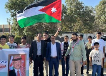 أردنيون يحتشدون لاستقبال أمير قطر في عمان أردنيون يحتشدون لاستقبال أمير قطر في عمان