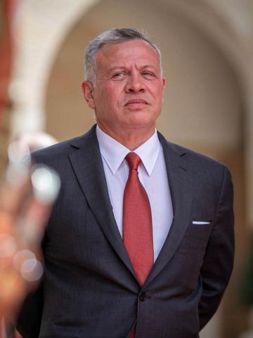 الملك يصل أبو ظبي والشيخ محمد بن زايد في مقدمة مستقبليه