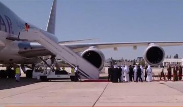 الملك في مقدمة مستقبلي أمير قطر لدى وصوله عمان