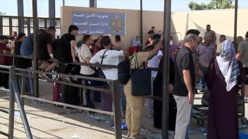 إعادة المسافرين من جسر الملك حسين بعد استمرار إغلاقه من الجانب الآخر إعادة المسافرين من جسر الملك حسين بعد استمرار إغلاقه من الجانب الآخر