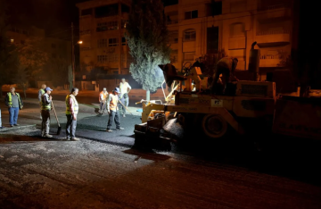 أعمال تعبيد ليلية لشوارع في عمان