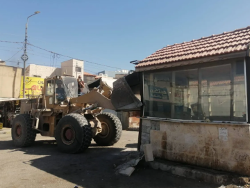 بالصور.. بلدية الزرقاء تزيل أكشاكا وبسطات في المجمع القديم بالصور.. بلدية الزرقاء تزيل أكشاكا وبسطات في المجمع القديم