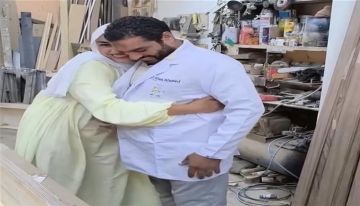 مشهد مؤثر.. طالبة طب تكرم والدها في ورشته البسيطة وتثير تفاعلا واسعا مشهد مؤثر.. طالبة طب تكرم والدها في ورشته البسيطة وتثير تفاعلا واسعا