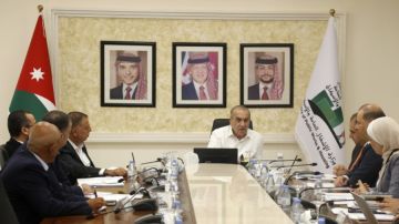 اجتماع في وزارة الأشغال لمناقشة خطط تطوير جسر الملك حسين