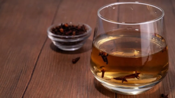 ماء القرنفل .. ماذا يحدث لجسمك إذا شربته يوميا؟ ماء القرنفل .. ماذا يحدث لجسمك إذا شربته يوميا؟