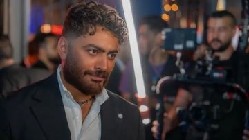 أخفى آلامه.. شاعر يكشف إصابة تامر حسني بكسر في القدم