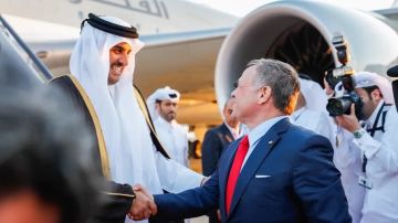 الملك يستقبل أمير قطر في مطار ماركا