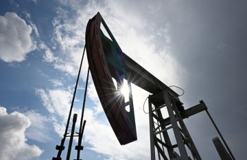 انخفاض أسعار النفط إثر مخاوف بشأن ضعف الطلب وفائض المعروض انخفاض أسعار النفط إثر مخاوف بشأن ضعف الطلب وفائض المعروض