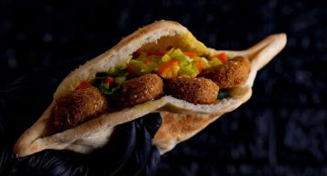 تسمم غذائي يطال 23 طالبا في إربد بعد تناولهم الفلافل من مطعم