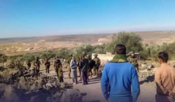 اسرائيل تفرج عن رجل وابنه بعد ساعات من اعتقالهما بريف درعا اسرائيل تفرج عن رجل وابنه بعد ساعات من اعتقالهما بريف درعا