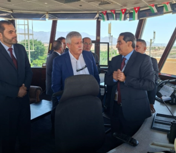 وزير النقل يؤكد أهمية تحسين الملاحة الجوية