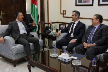 وزير الصناعة يناقش آفاق التعاون الاقتصادي مع وفد أمريكي وزير الصناعة يناقش آفاق التعاون الاقتصادي مع وفد أمريكي