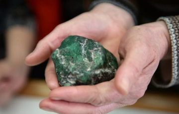 أحجار كريمة تتفوق على الألماس.. والعالم يلهث لندرتها