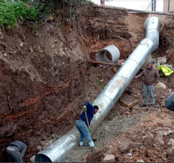 بلدية الطيبة تعالج انهيار أتربة في الوسط التجاري