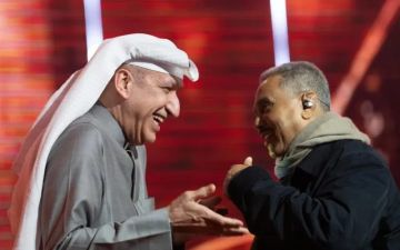 عبدالله الرويشد يفاجئ محمد عبده في بروفات حفله بالكويت