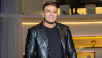 فنان مصري يقتني ساعة نادرة تضم قطعة من كسوة الروضة الشريفة