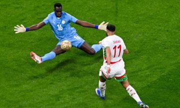 إسماعيل صيباري يلتقي إدوراد ميندي بعد حادثة المنشفة المثيرة للجدل في أمم أفريقيا- (فيديو)