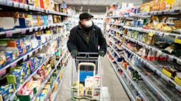 استطلاع يكشف تحسن معنويات المستهلكين الأمريكيين في أوائل يناير