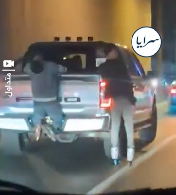 التسلق على المركبات .. ظاهرة خطرة تتكرر في شوارع عمان (فيديو) التسلق على المركبات .. ظاهرة خطرة تتكرر في شوارع عمان (فيديو)