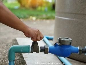 تسريب مياه من خط رئيسي يهدد عمارة سكنية في الخالدية .. فيديو تسريب مياه من خط رئيسي يهدد عمارة سكنية في الخالدية .. فيديو