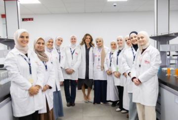 جلالة الملكة رانيا العبدالله تزور مصنع لشركة أدوية الحكمة في السلط