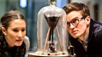 عيد ميلادها الـ100 .. حكاية أطول تجربة معملية مستمرة في العالم