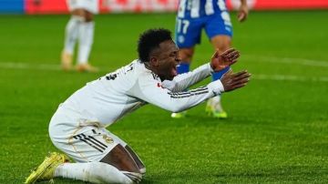 فينيسيوس  بالدموع : ريال مدريد لا يحترمني.. وسأخلع قميصه