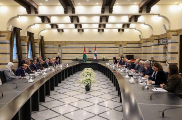 رئيس الوزراء في مؤتمر صحفي مع نظيره اللبناني في بيروت: سيبقى الأردن السند للبنان الشقيق ويدعم أمنه واستقراره. رئيس الوزراء في مؤتمر صحفي مع نظيره اللبناني في بيروت: سيبقى الأردن السند للبنان الشقيق ويدعم أمنه واستقراره.