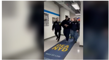 شاهد .. أول عبارات قالها مادورو بعد إحضاره إلى الولايات المتحدة مكبلا بالأصفاد شاهد .. أول عبارات قالها مادورو بعد إحضاره إلى الولايات المتحدة مكبلا بالأصفاد