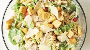 طريقة عمل سلطة سيزر بالمكرونة والدجاج