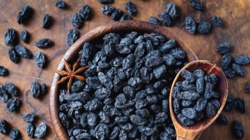 ماذا يحدث لجسمك عند تناول الزبيب الأسود؟
