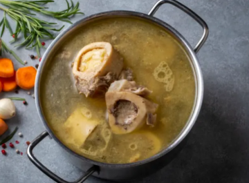 مرق العظام ومسحوق البروتين .. من يتفوق في بناء العضلات؟