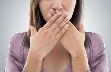 المذاق الغريب في الفم.. متى يكون إنذارا صحيا لا ينبغي تجاهله؟