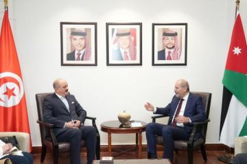 وزير الخارجية يلتقي نظيره التونسي