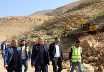 أبو السمن يتفقد أعمال معالجة الانهيارات على طريق وادي شعيب