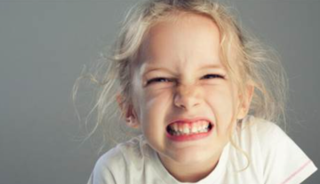 صرير الأسنان عند الأطفال.. متى يستدعي القلق؟