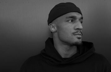 الكاميرا تسجل لحظة سقوط لاعب تسيسكا من شرفة مرتفعة.. هل انتحر أم قتل؟ (فيديو)